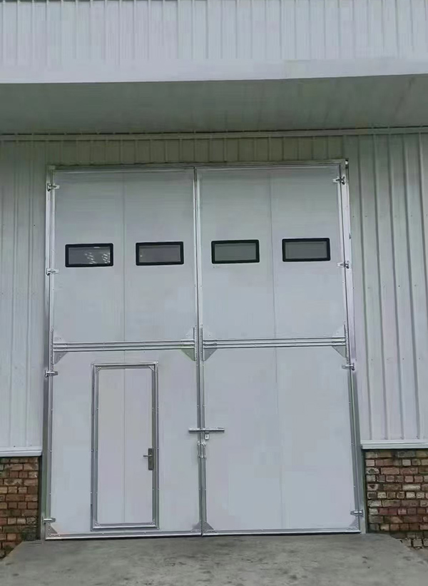 安康工业门在设备装配车间出入口的实施记录